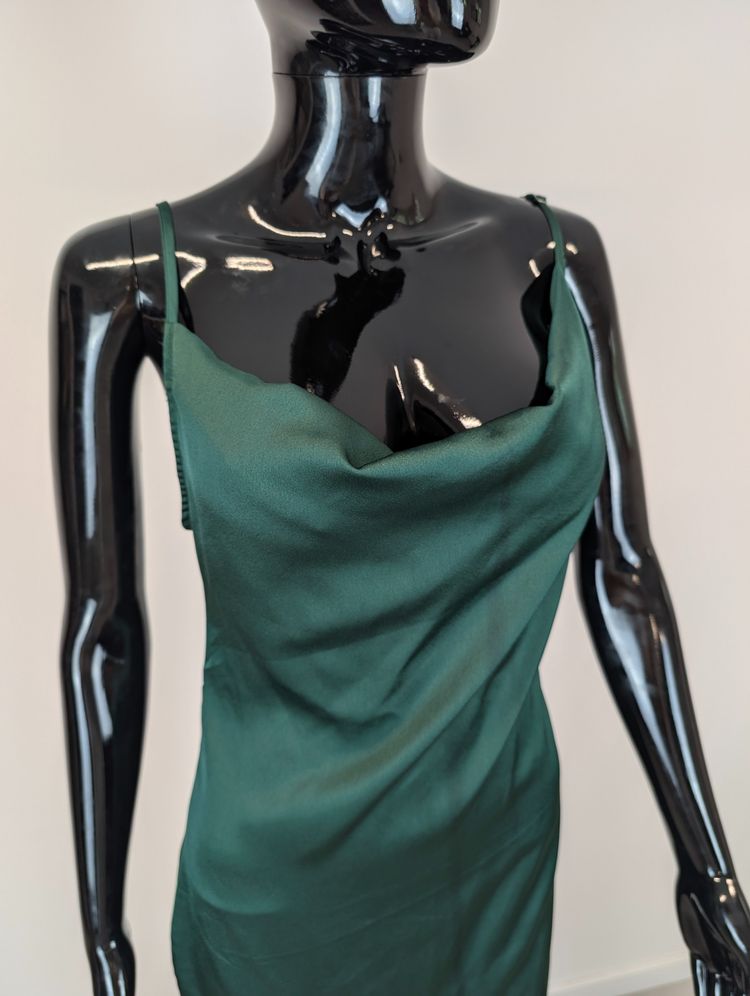 Szmaragdowa satynowa sukienka midi PrettyLittleThing S wesele cowl neck rozcięcie image 3