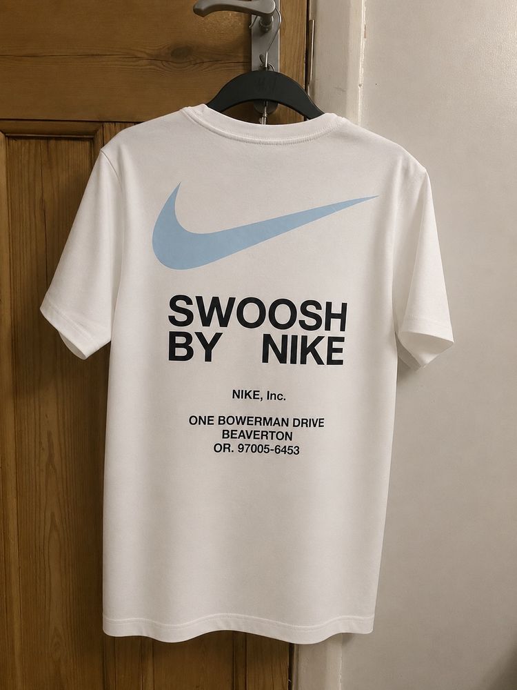 Nike Nike White T-Shirt With Blue Swoosh Logo imagen del producto