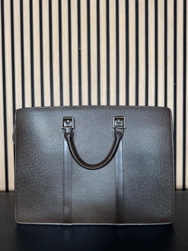 B10 Louis Vuitton Rosan Taiga Bag