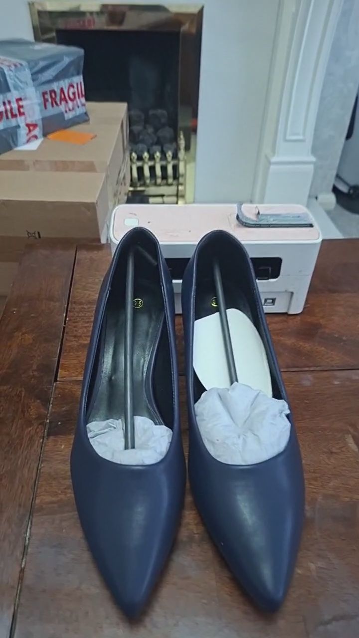 Immagine di Navy Pointed Toe Heels 1