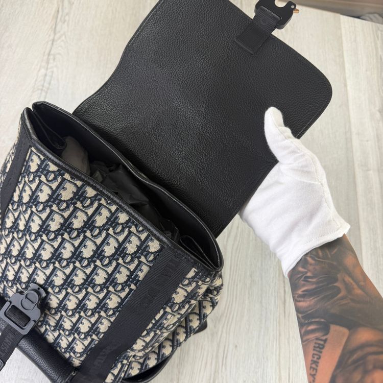 Dior Men’s Oblique Jacquard Saddle Backpack With Flap obraz 12