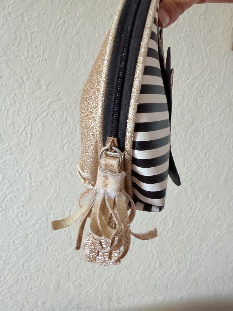 Striped Pouch With Minnie Mouse Design obraz 3