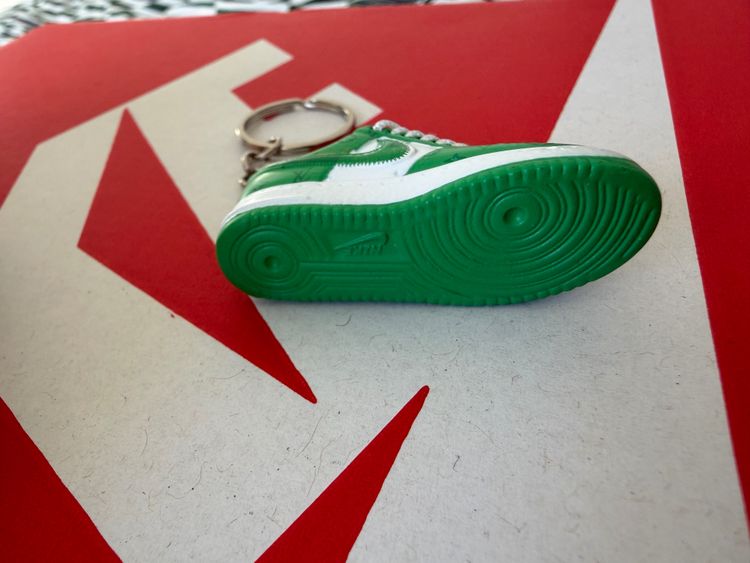 Green And White Sneaker Keychain imagen 4