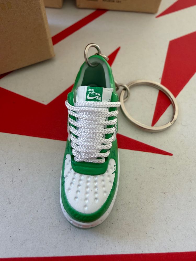 Green And White Sneaker Keychain imagen 2