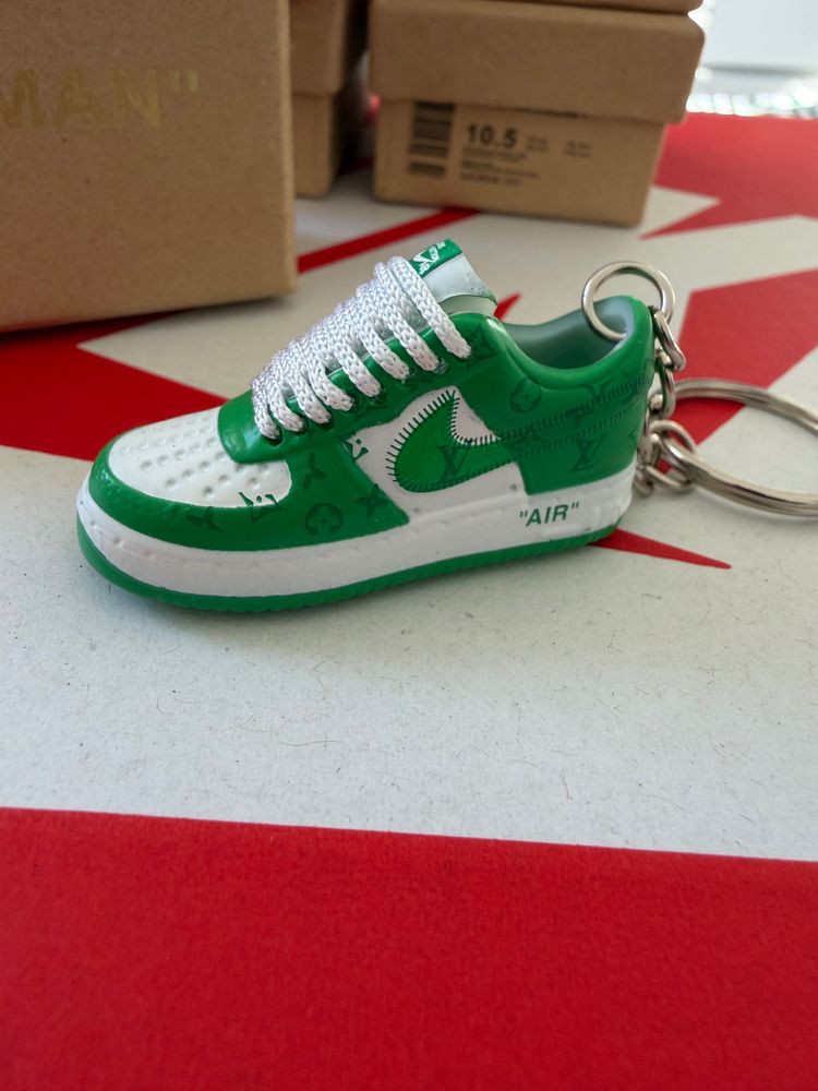 Green And White Sneaker Keychain imagen 3