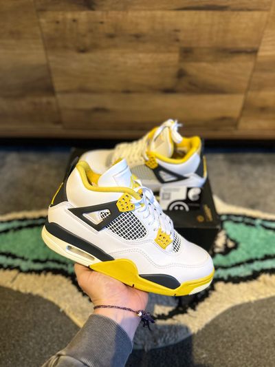 Nike Air Jordan 4 “ Vivid Sulfur” U.K. 7.5