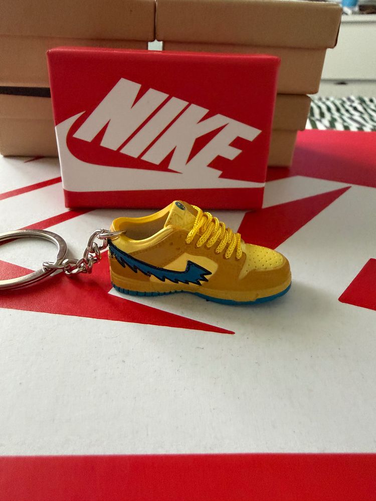 Nike Yellow Sneaker Keychain imagen 3