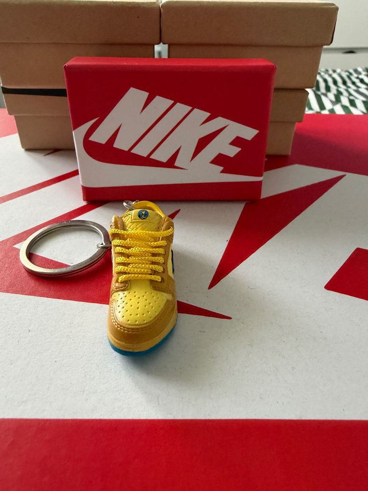 Nike Yellow Sneaker Keychain imagen 2