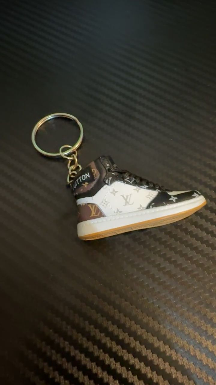 Immagine di Louis Vuitton Sneaker Keychain 1