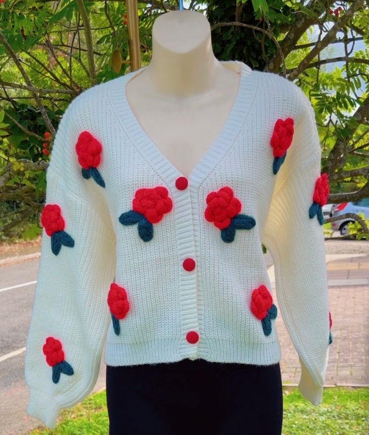 White Knitted Cardigan With Red Flower Appliques obraz 1