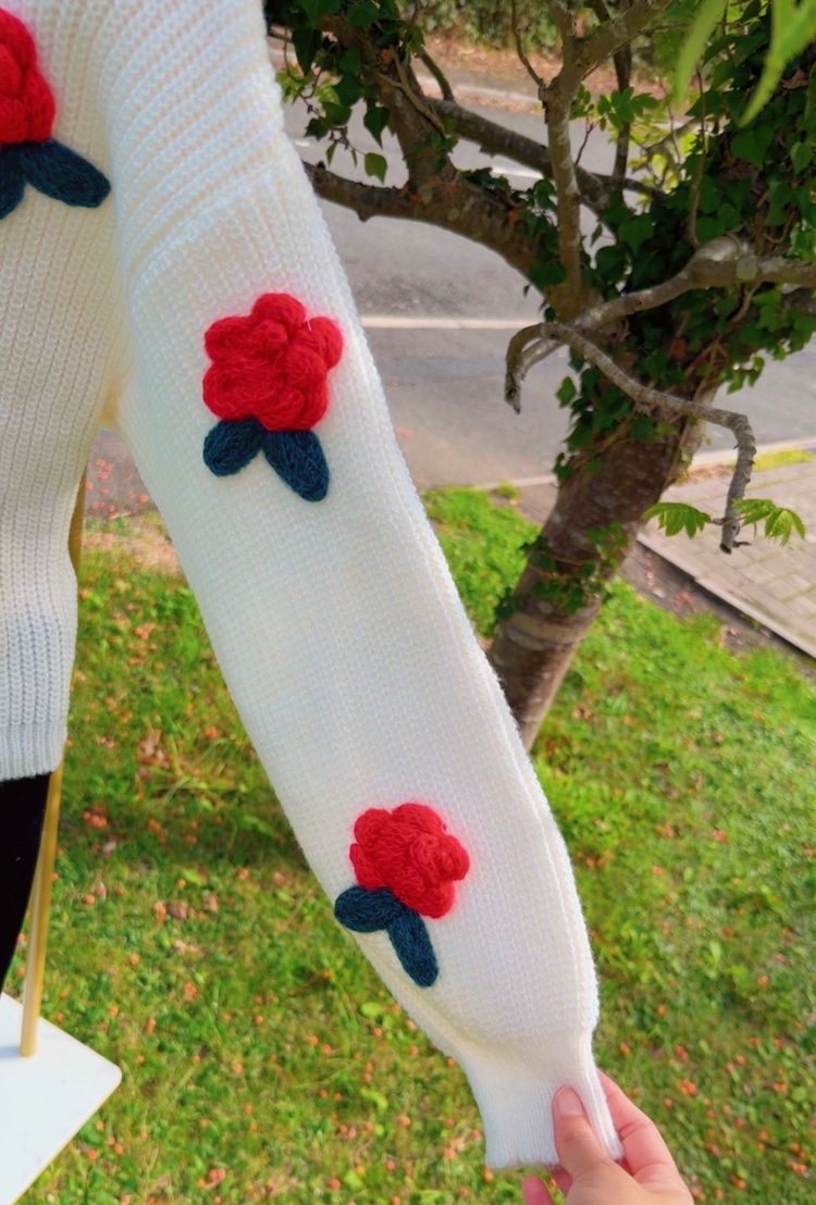 White Knitted Cardigan With Red Flower Appliques imagen 2