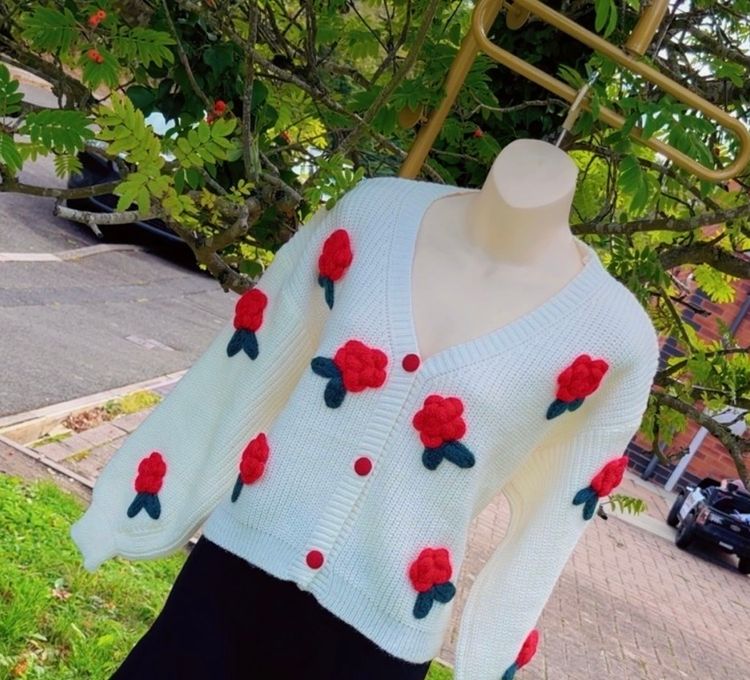 White Knitted Cardigan With Red Flower Appliques imagen 3
