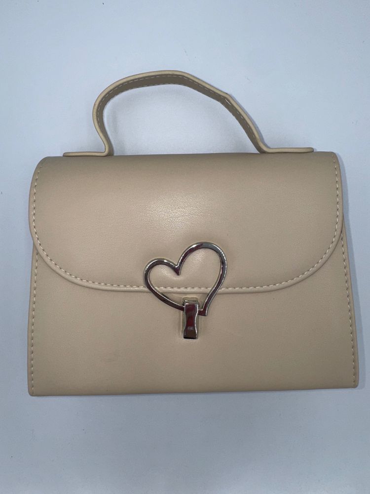 Beige Handbag With Heart-Shaped Clasp image 2
