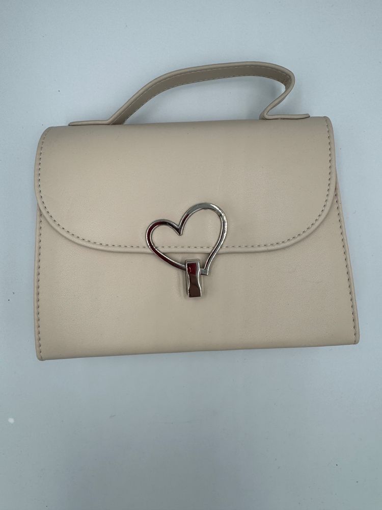 Beige Handbag With Heart-Shaped Clasp image 1