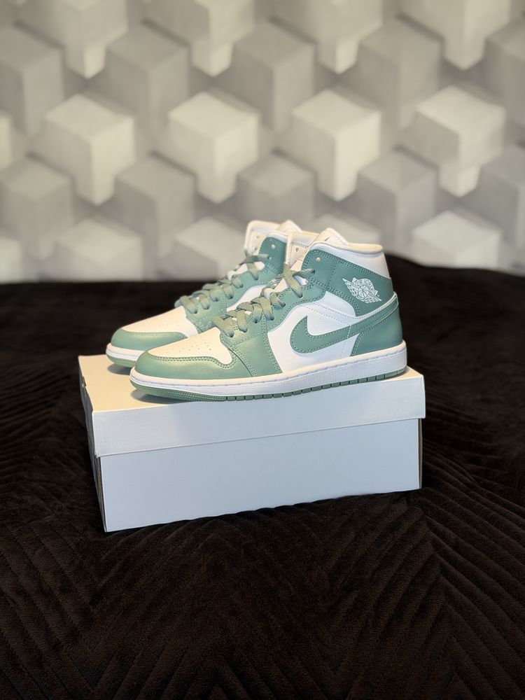 Immagine di Wmns Air Jordan 1 Mid Sneakers 2