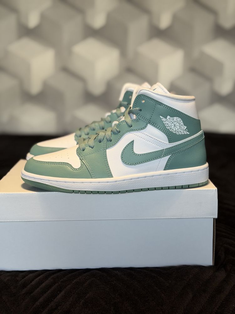 Wmns Air Jordan 1 Mid Sneakers