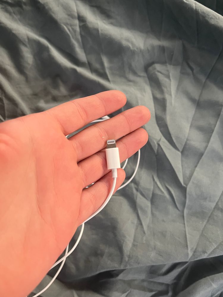 White Wired Earphones With Lightning Connector image 4
