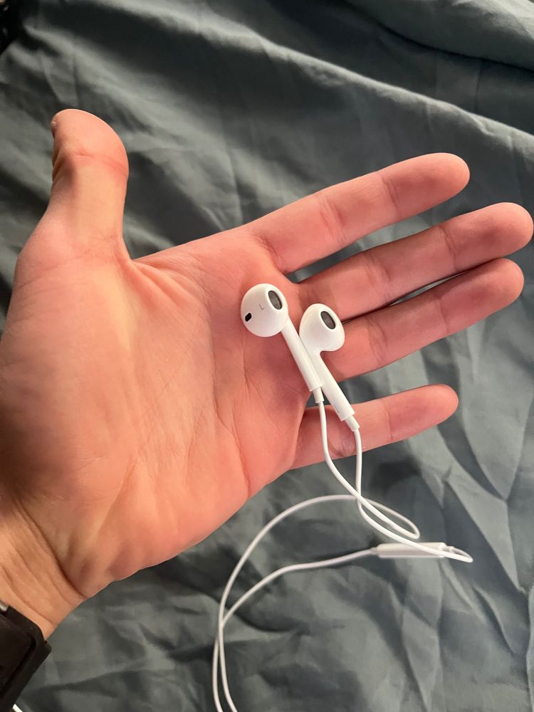 White Wired Earphones With Lightning Connector image 3