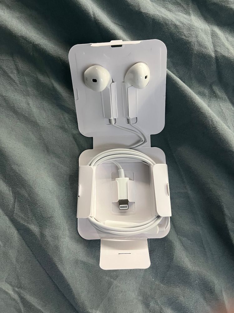 White Wired Earphones With Lightning Connector image 2