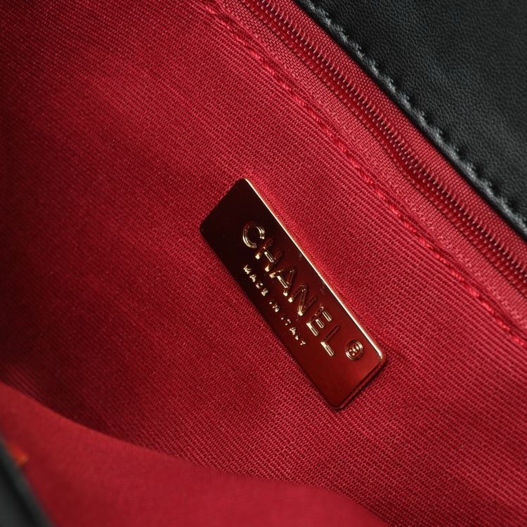 Chanel Black Quilted Leather Shoulder Bag image 6
