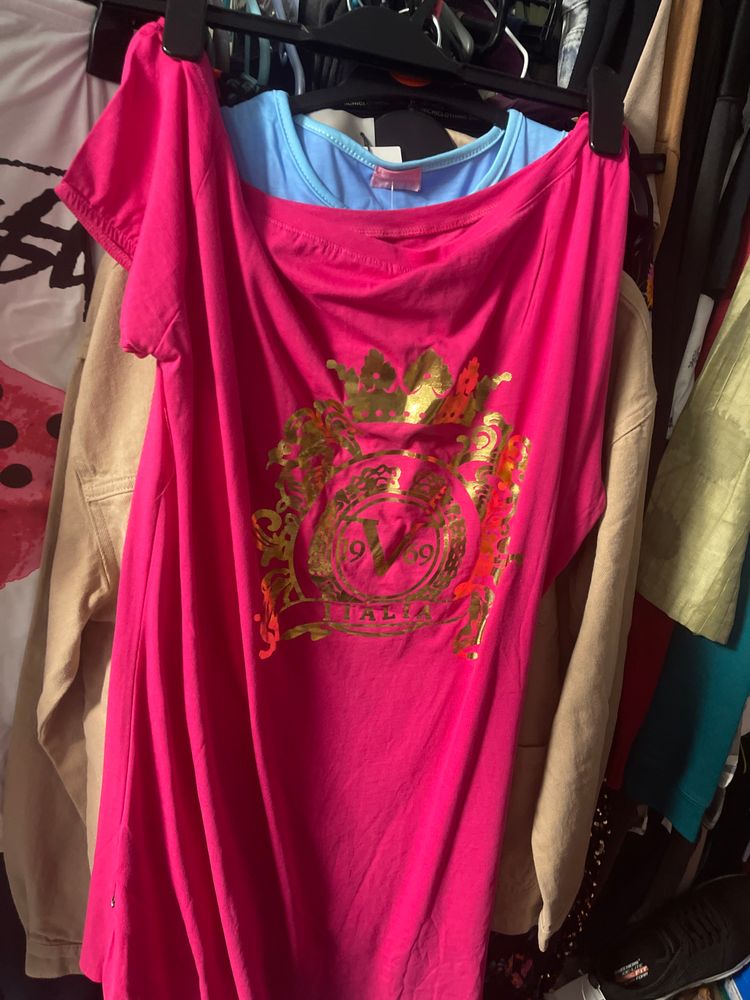pink t-shirt with gold crest design image 1