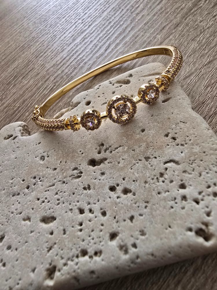 Gold Bracelet With Three Round Stones obraz 1