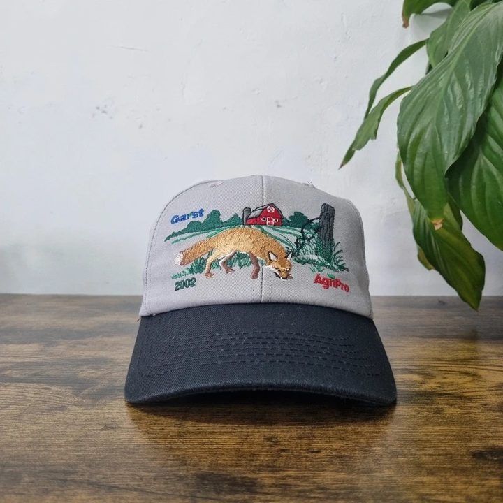 Embroidered Cap With Fox And Farm Design obraz 1