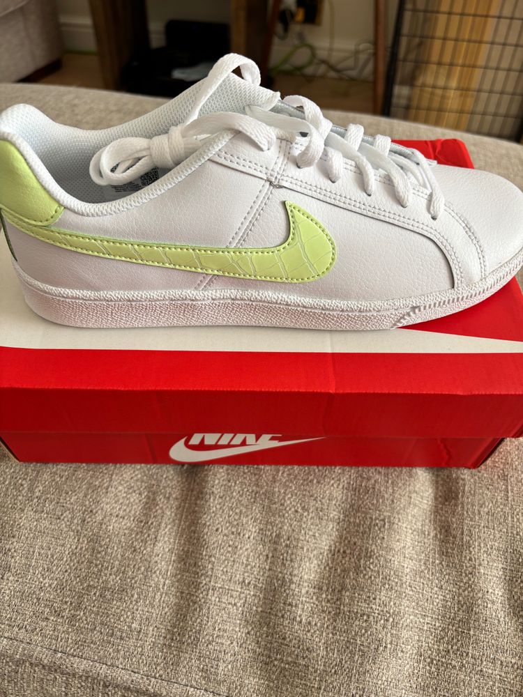 Wmns Nike Court Royale Sneakers