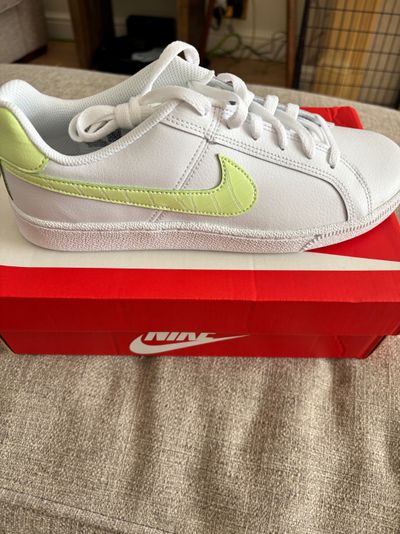 Wmns Nike Court Royale Sneakers