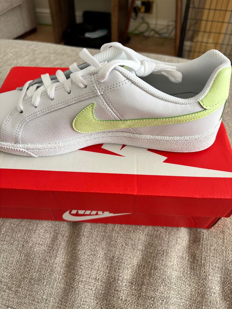 Wmns Nike Court Royale Sneakers 3