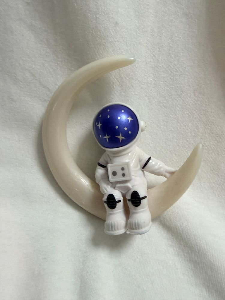Resin Astronaut Sitting On Crescent Moon Figurine imagen 1