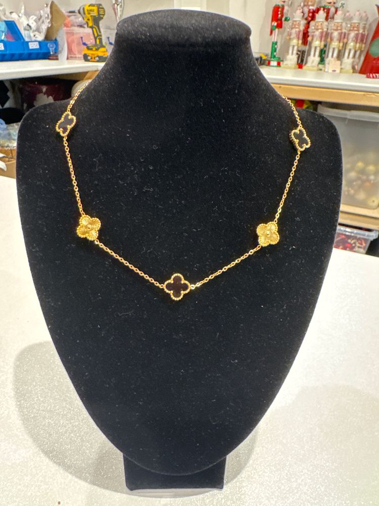 Immagine di Gold-Tone Necklace With Clover-Shaped Charms 1
