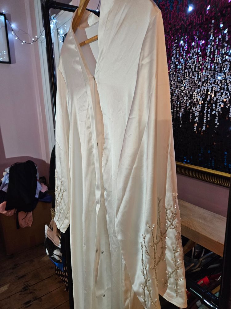 White Satin Robe With Bead Embroidery obraz 2