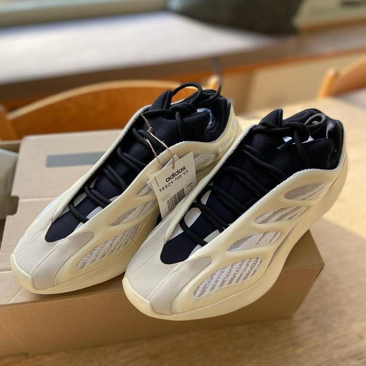 Adidas Yeezy 700 V3 Azael image 1