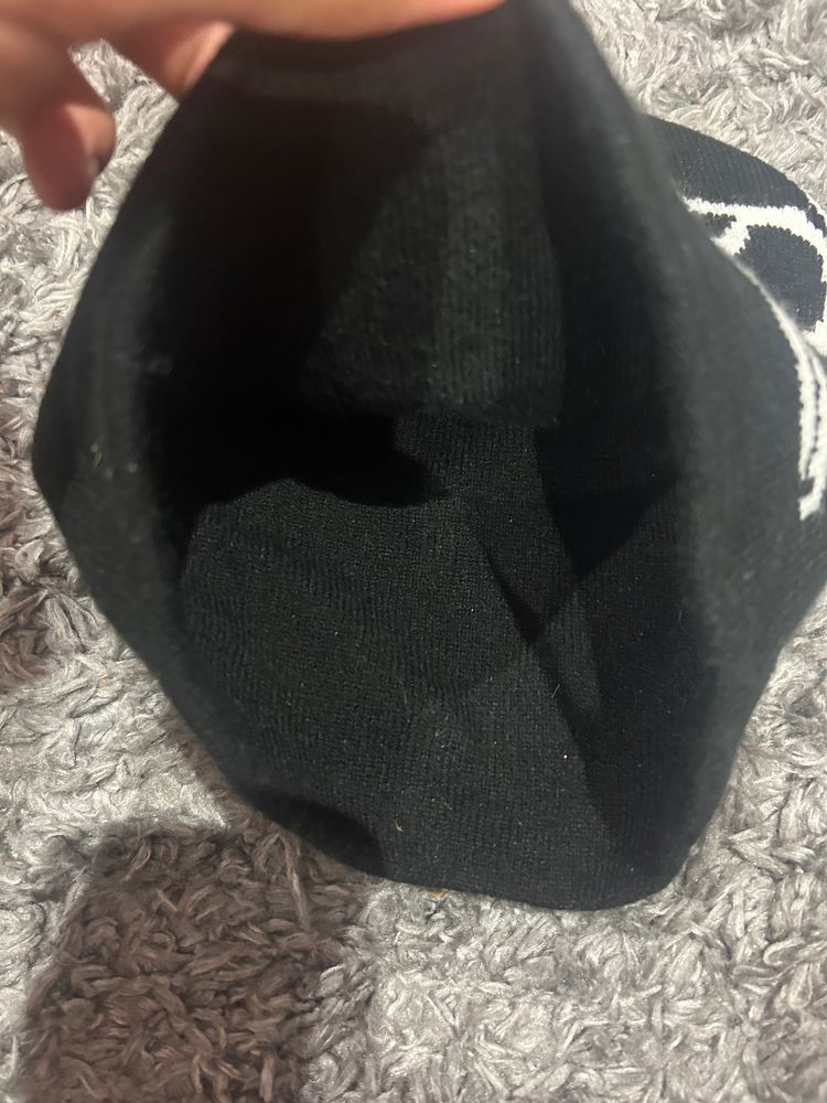 Black Beanie With White Abstract Design obraz 2