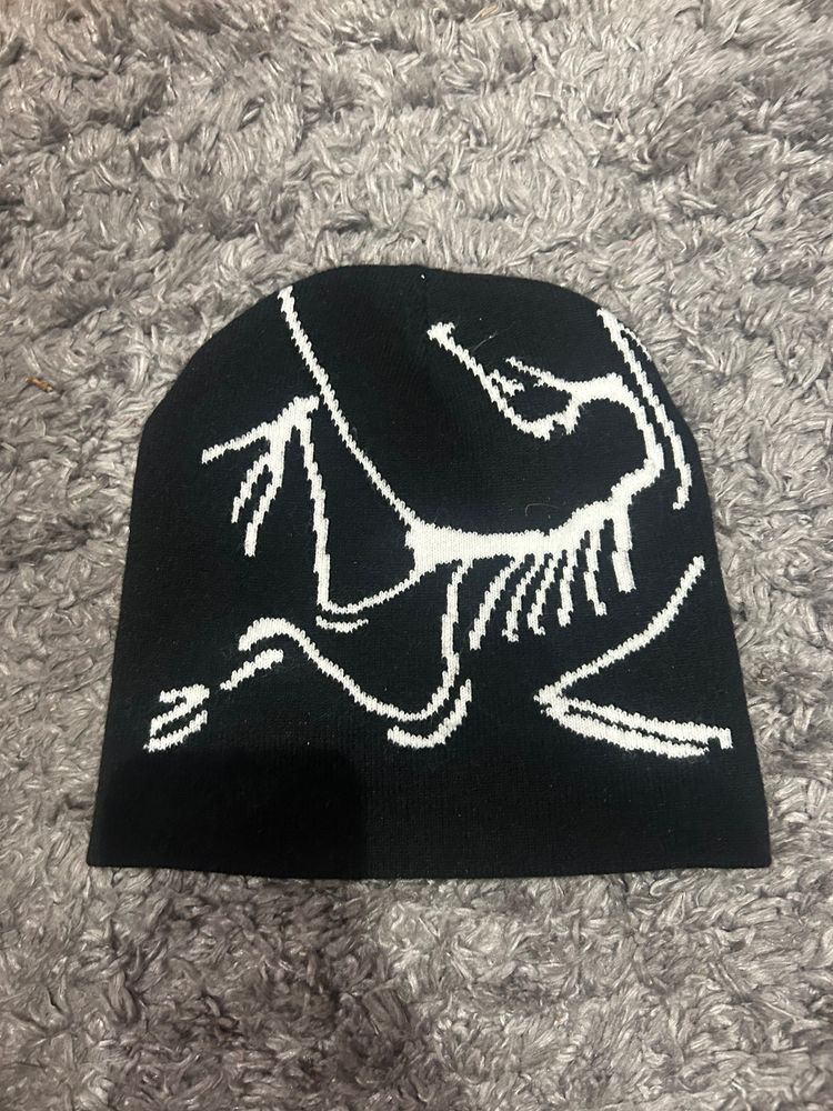 Black Beanie With White Abstract Design obraz 3