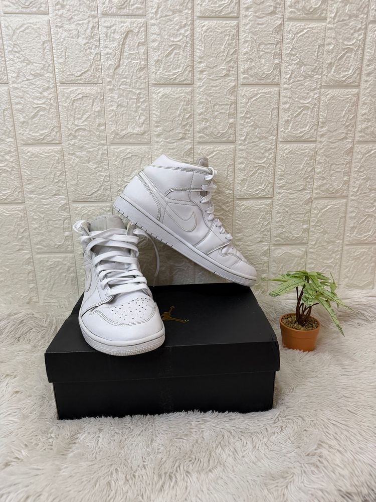 Nike /Jordan mid 1