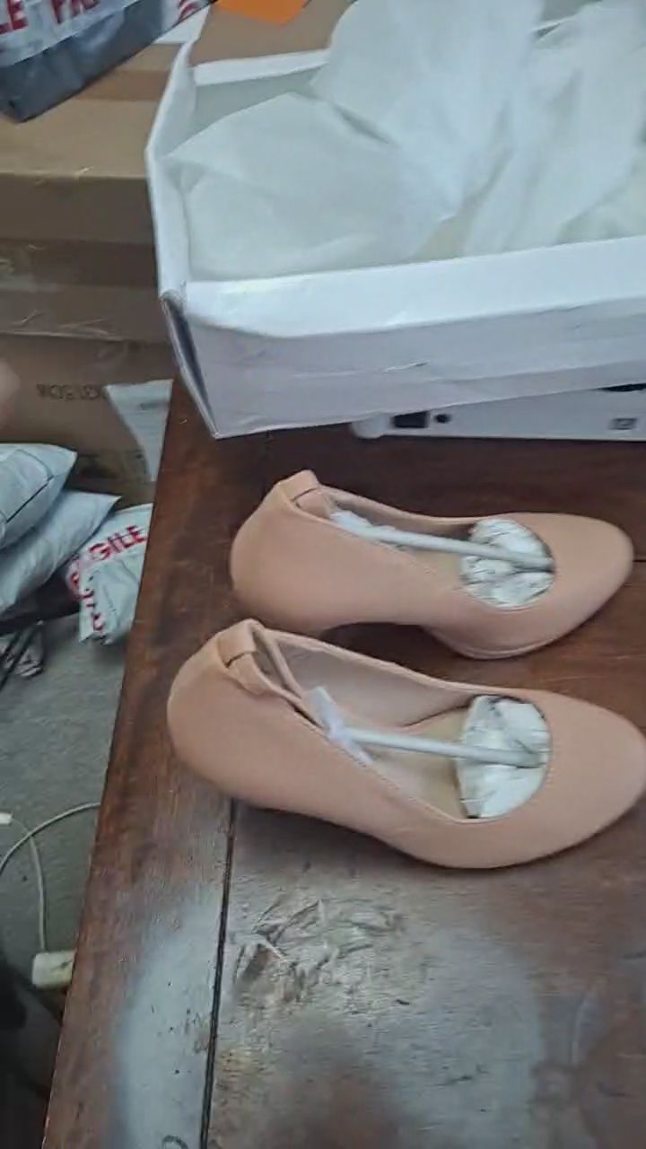 Immagine di Nude Court Heels 1