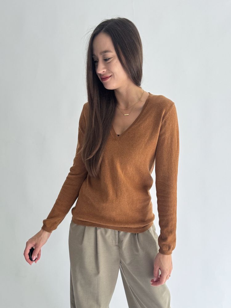 Karmelowy sweter z dekoltem w serek 4