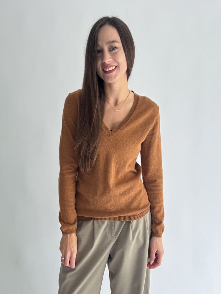 Other Karmelowy sweter z dekoltem w serek product image