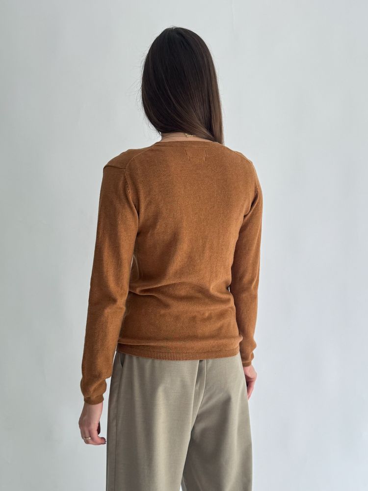 Karmelowy sweter z dekoltem w serek 5