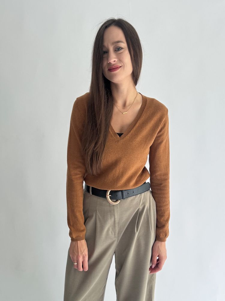 Karmelowy sweter z dekoltem w serek 6