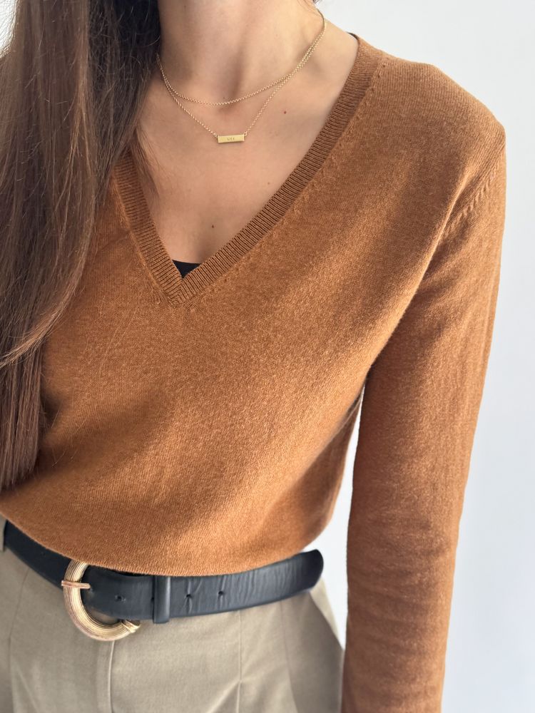 Karmelowy sweter z dekoltem w serek 2