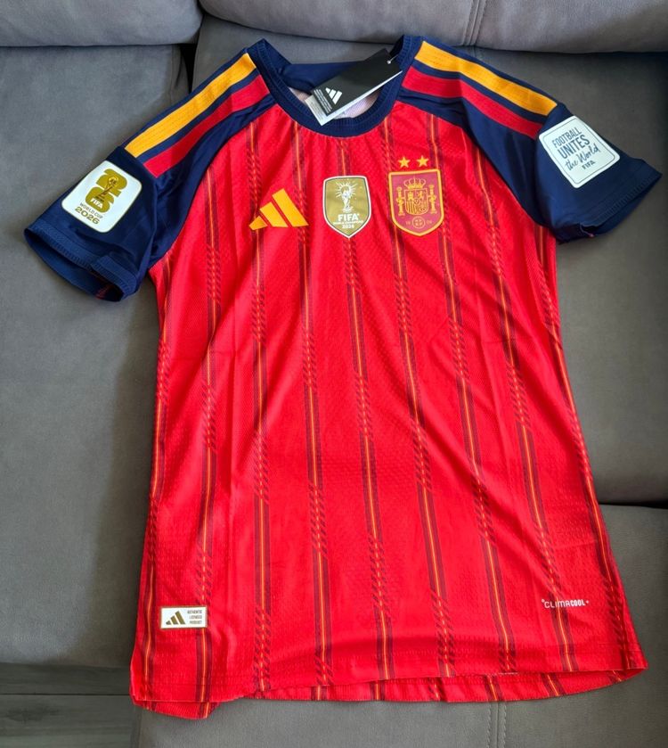 Nueva camiseta España dos estrellas talla M sin dorsal sin estrenar!!