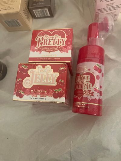 Cherry Plumping Moisturiser And Jelly Mask With Cherry Scent