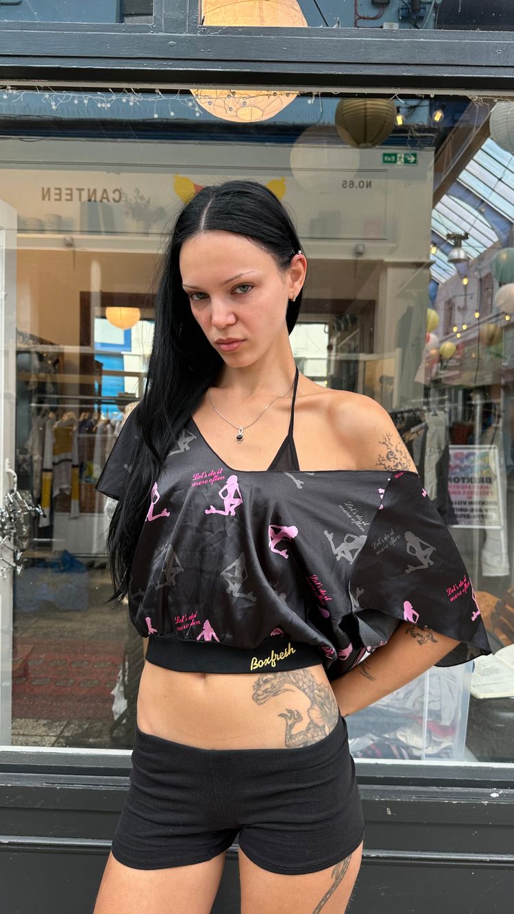 Black backless top with chain 3