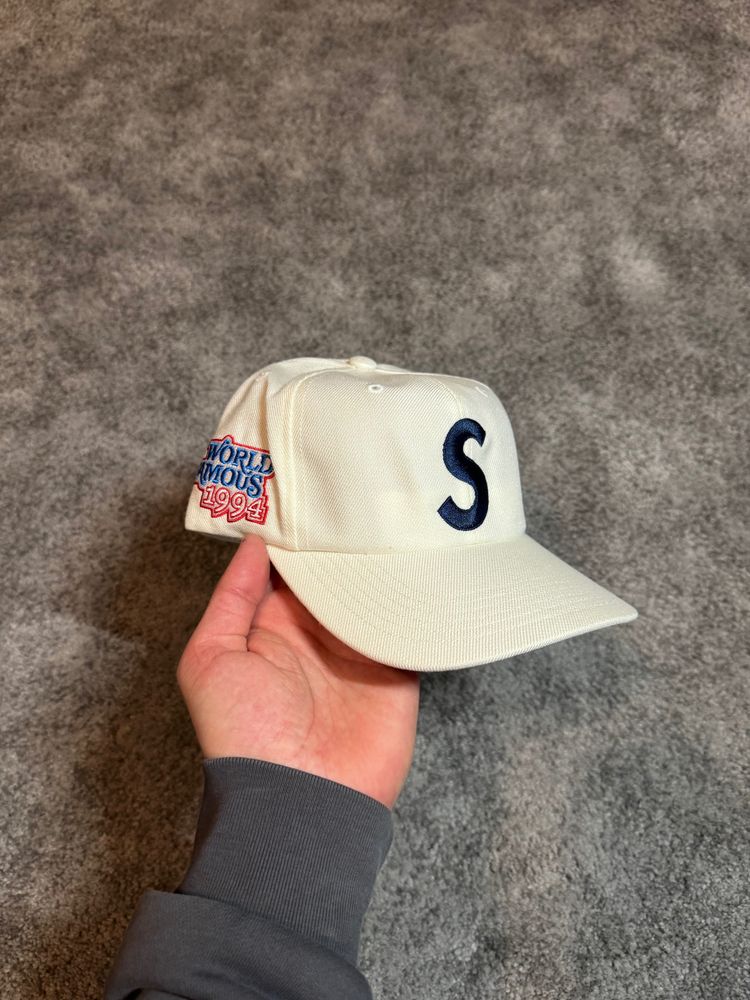 Supreme Cap World Famous S Logo White (Nuovo)