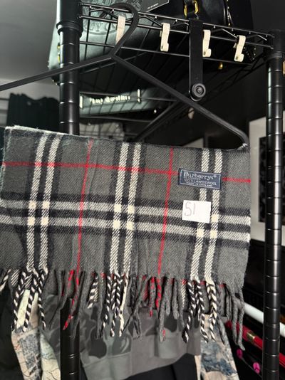#51 £200RRP Grey Vintage Burberrys Scarf Lambswool