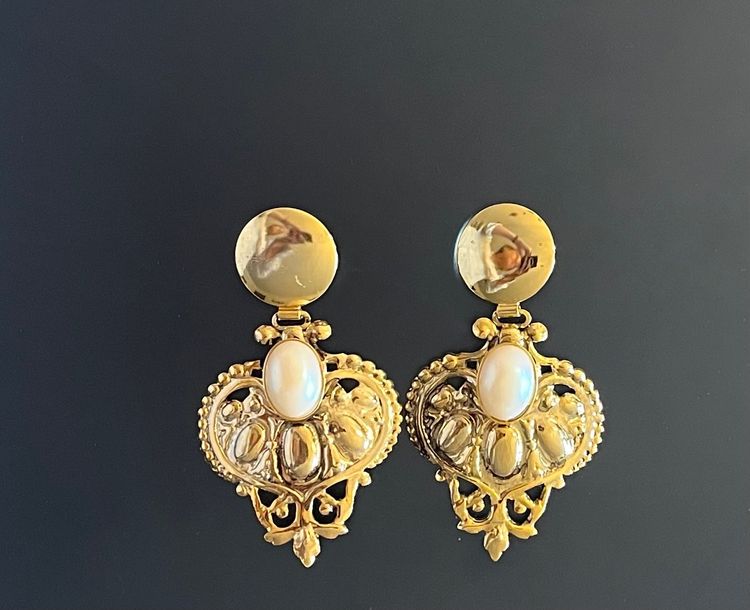Gold-Tone Earrings With Oval Pearl Detail image 1