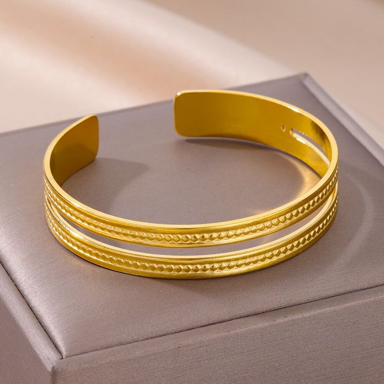 Immagine di Gold-Tone Cuff Bracelet 2